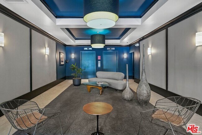 Building Photo - 585 N Rossmore Ave