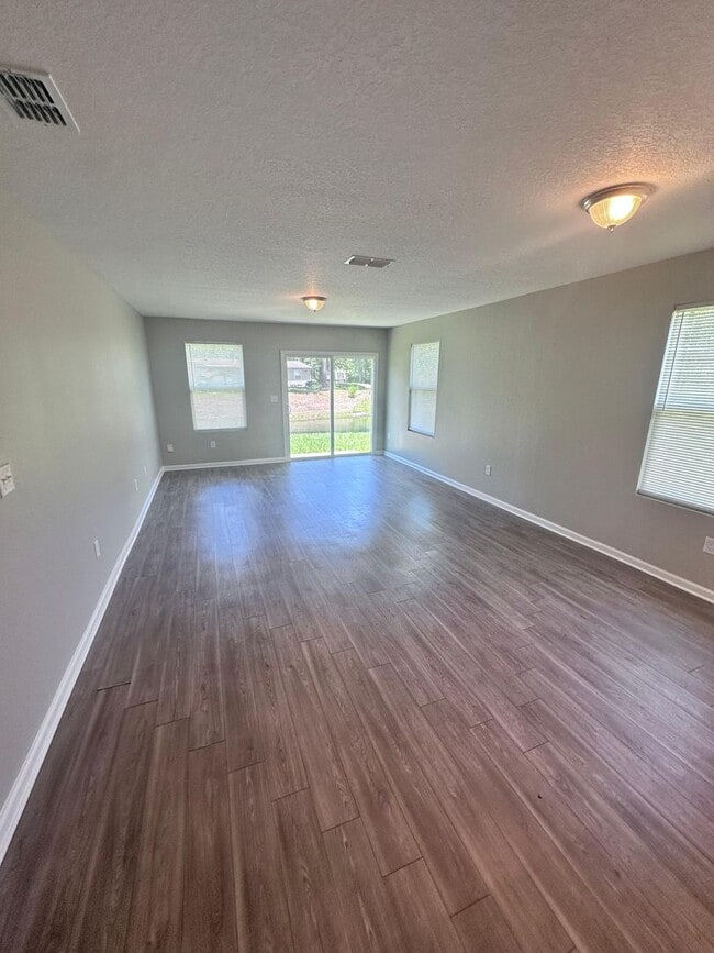 Foto del edificio - Gorgeous 4-Bedroom Home with Granite Counters & 2-Car Garage