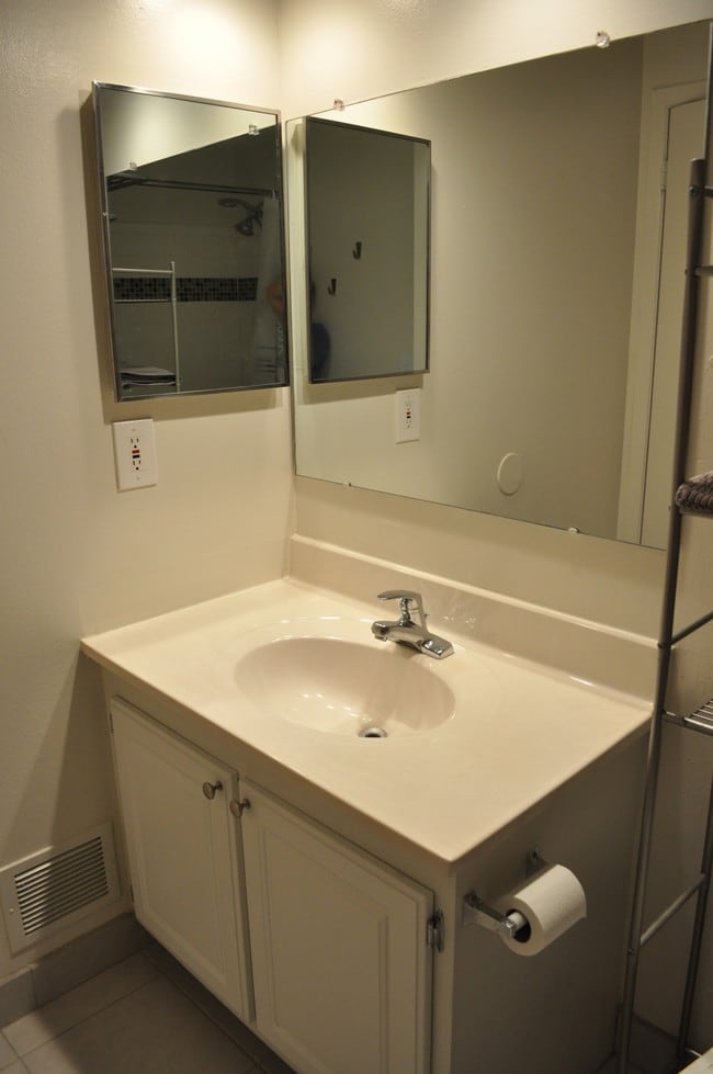Large vanity - 46280 Dequindre Rd
