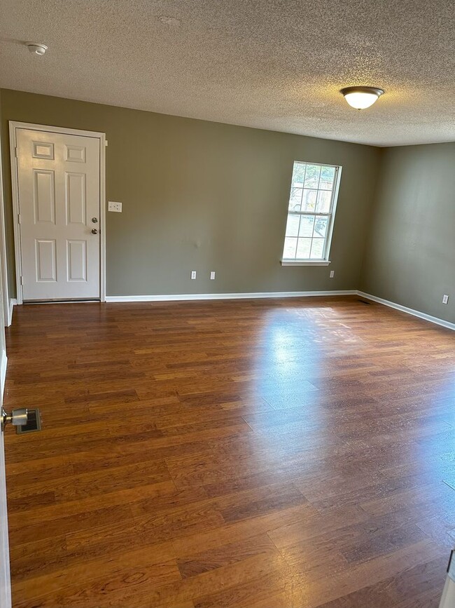 Building Photo - Beautiful Large 3 bedroom 2 bath