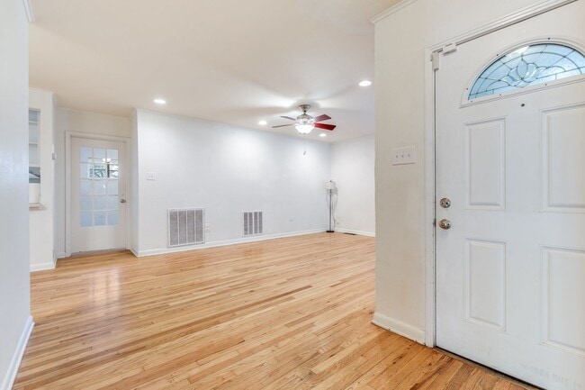 Building Photo - 3-BEDROOM HOME IN FANTASTIC ALAMO HEIGHTS ...