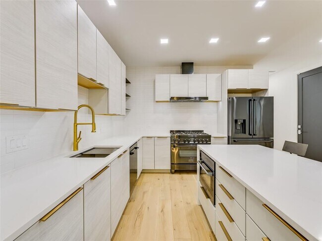 Building Photo - 2209 Santa Rita St