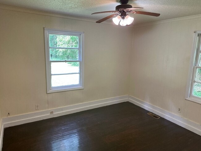 Building Photo - Charming 3 bedroom, 1 bathroom home availa...