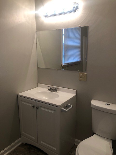 Building Photo - 2 bed 1 bath duplex near Regional Hospital