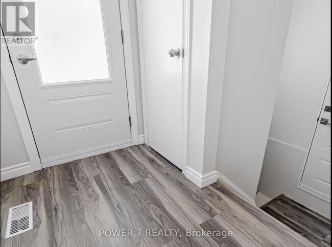 Building Photo - 924 Sheppard Ave W