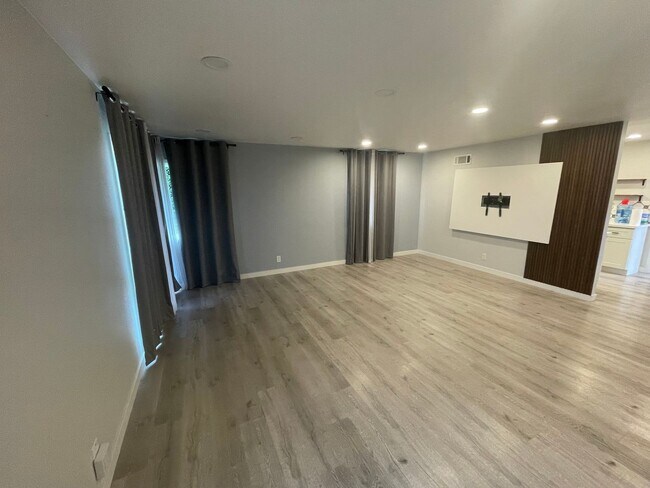 Foto del edificio - $3690 -- Charming, Centrally Located Singl...