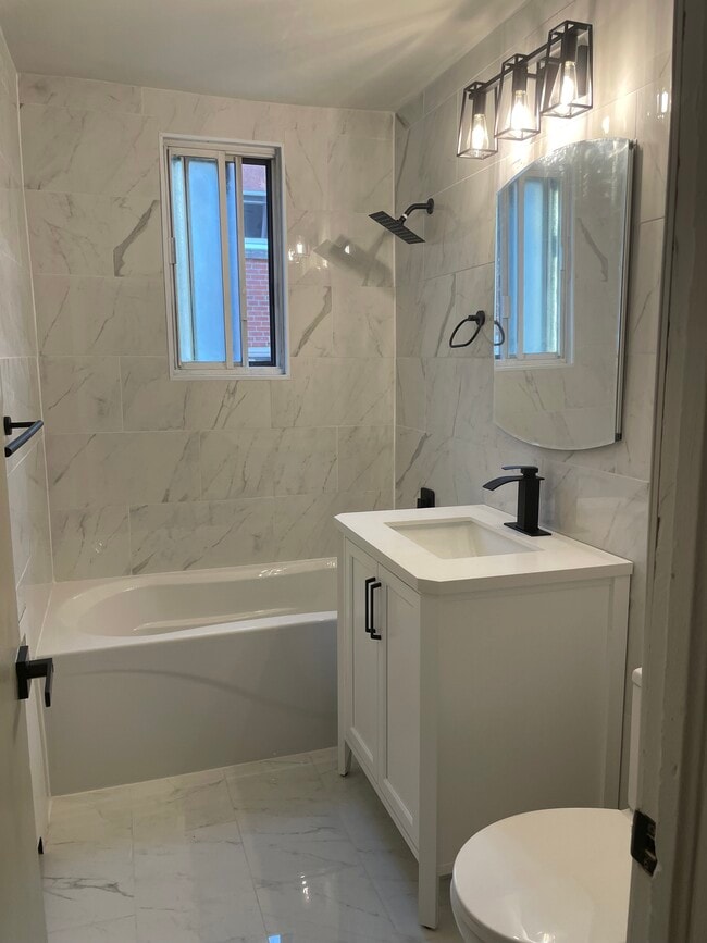 Building Photo - 4945 Boul Édouard-Montpetit