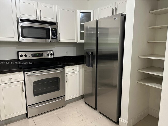 Foto del edificio - 652 NE 63rd St