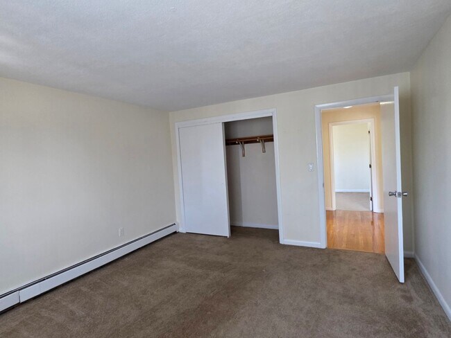 Foto del edificio - No Brokers Fee, Heat, Hot Water Included, New Floors, As Unit in the Livingroom, Laundry is on a ...