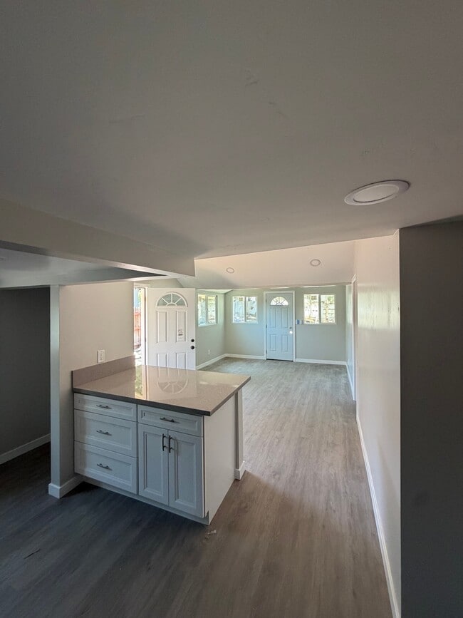 Building Photo - 2420 Ridgeway Dr