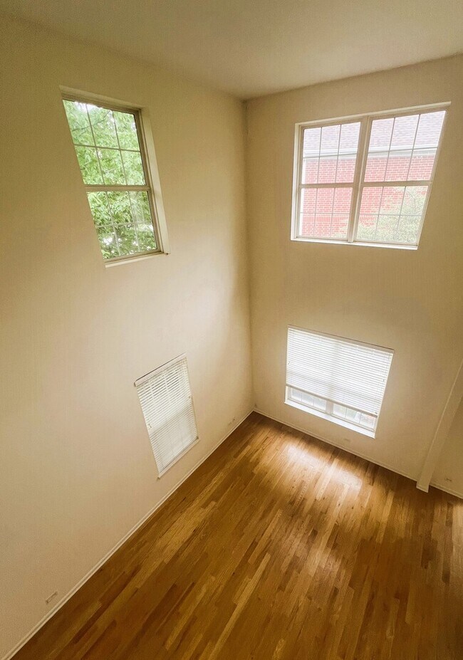 Foto del edificio - 1029 Enfield Dr
