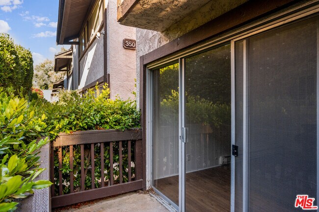 Foto del edificio - 348 Miraleste Dr