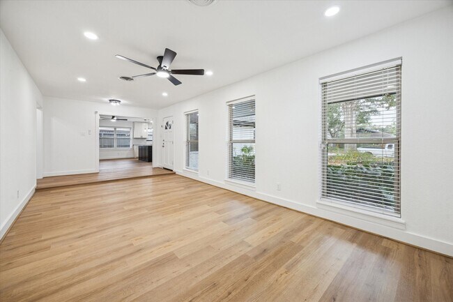 Foto del edificio - 2223 Latexo Dr