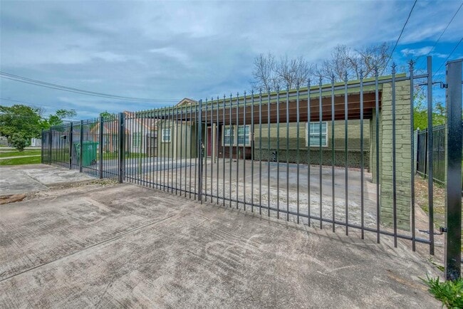 Building Photo - 3505 Mt Pleasant St