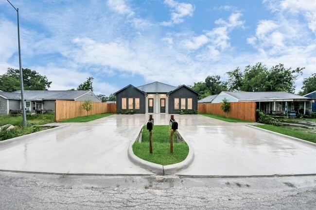 Building Photo - 5137 Pederson St