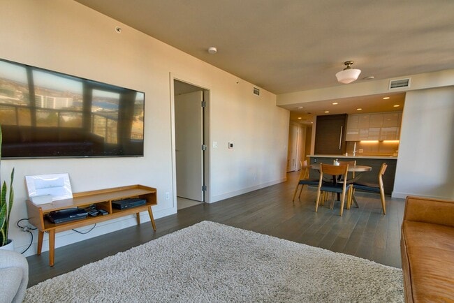 Building Photo - 2bd/1.75ba Seattle Condo