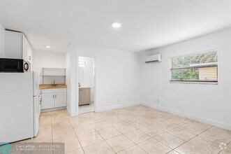 Building Photo - 583 NW 17th Pl