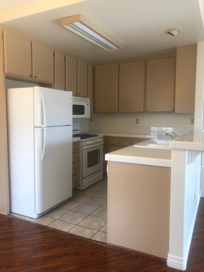 Building Photo - Top Floor 2 Bedroom 2 Bath located in Aval...