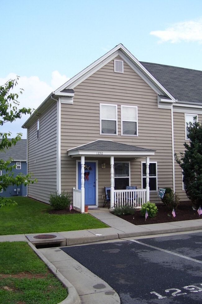Immaculate End Unit Townhouse - Immaculate End Unit Townhouse