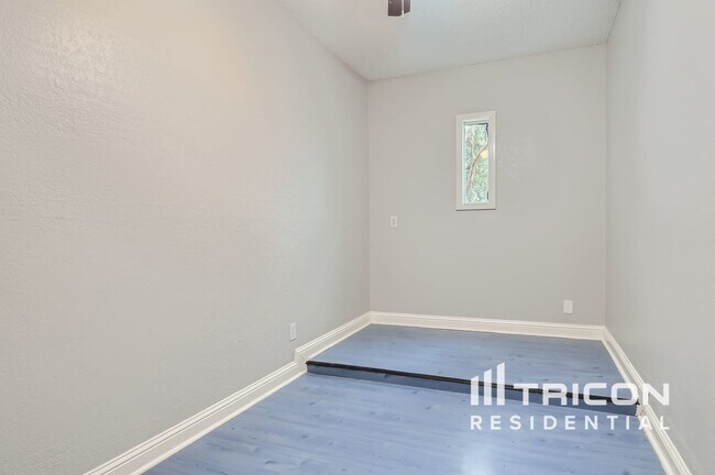 Building Photo - 1401 Deepwoods Trail