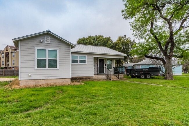Building Photo - RENOVATED 2-BEDROOM DUPLEX IN OLMOS PARK T...