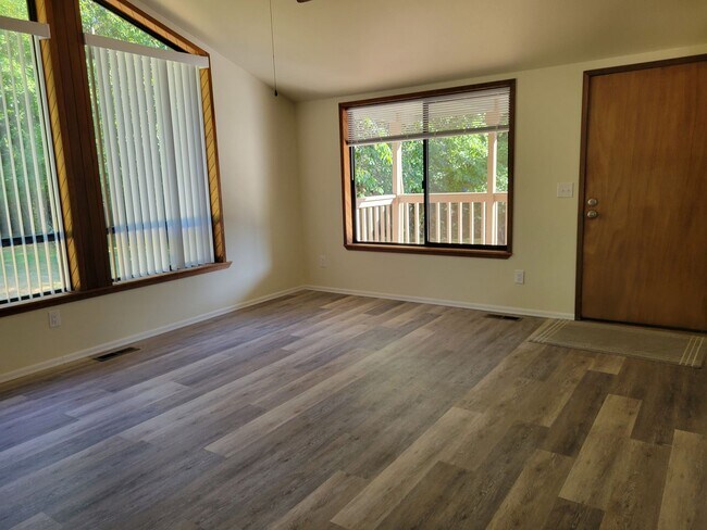 Foto del edificio - Cozy 2 bedroom Cottage on Acreage in Port ...