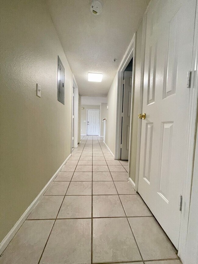 Building Photo - Cozy 2B/2B Condo near Beach in the Heart of Destin!