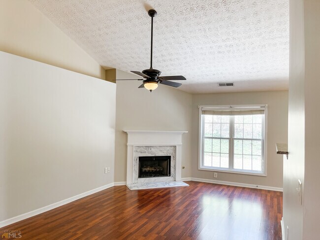 Foto del edificio - 175 Lake Cove Approach
