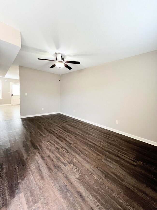 Foto del edificio - 2 Bedroom 1.5 Bathroom Townhome!!!