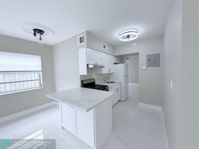 Foto del edificio - 2725 Middle River Dr