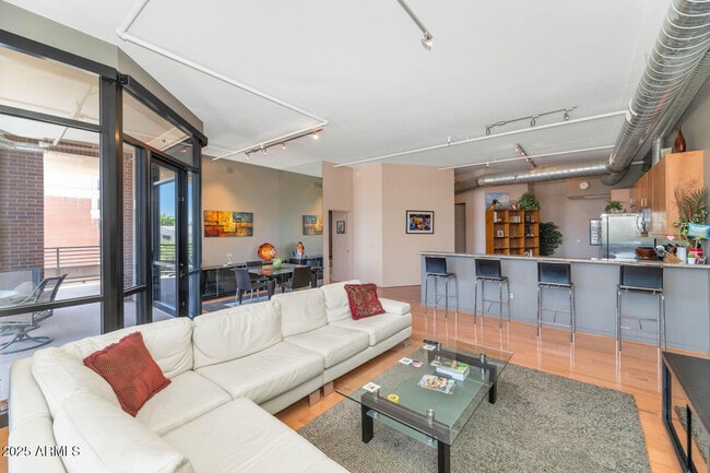 Foto del edificio - 7301 E 3rd Ave