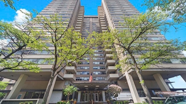 Building Photo - 6301 N Sheridan Rd