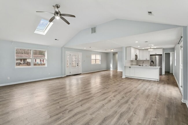 Building Photo - Updated Large Home with Private In-Law Suite Near Gloucester Main Street