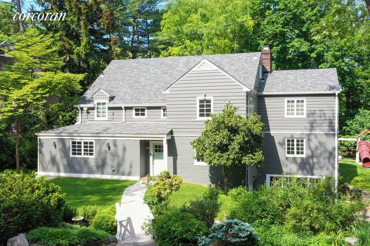 Foto principal - 4725 Independence Ave