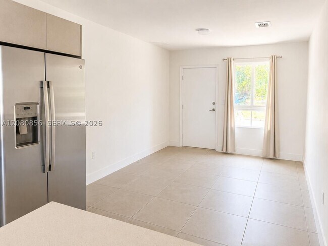 Foto del edificio - 2555 NE 193rd St