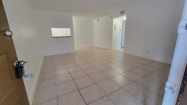 Foto del edificio - 3712 N University Dr