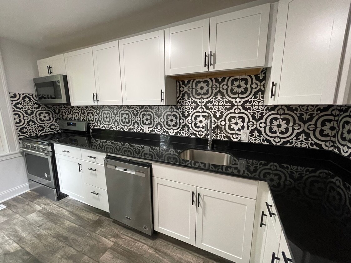 Foto principal - Updated 3 Bedroom House With a backyard and Laundry