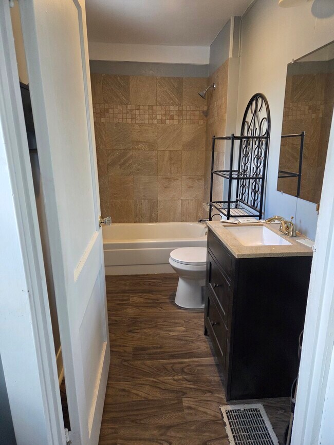 Foto del edificio - 437 Freeport Rd