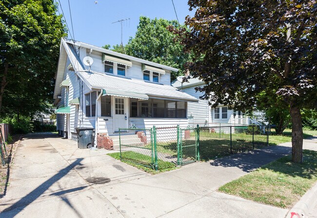 Building Photo - Like New 3 Bed 1 Bath in Firestone Park !
