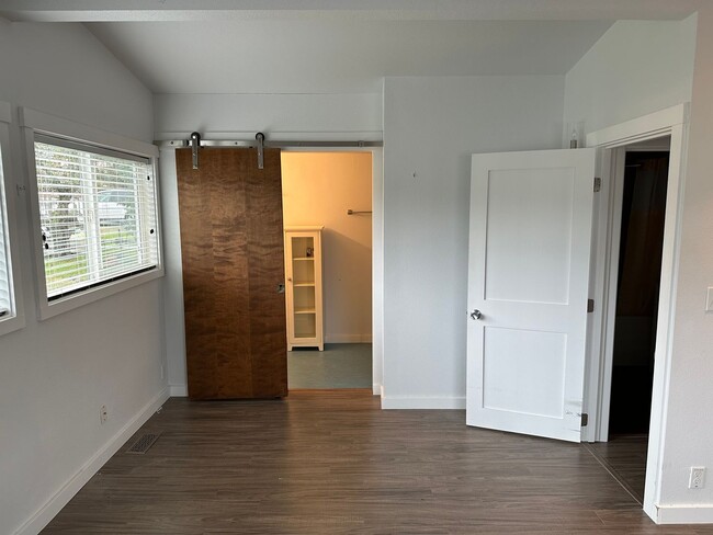 Building Photo - Recent Renovated Anacortes Two Bedroom