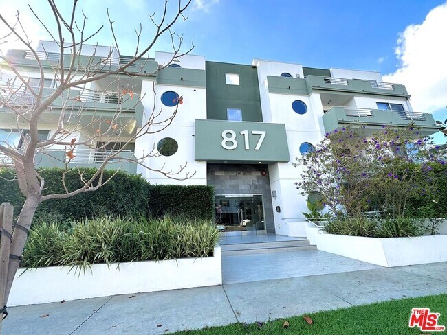 Building Photo - 817 N Alfred St
