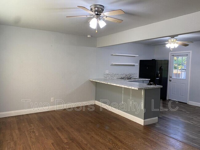 Building Photo - 3512 Woodside Dr