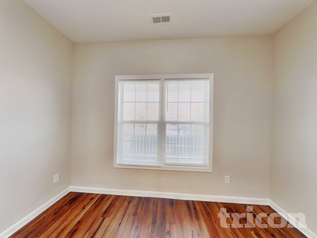 Foto del edificio - 4053 Laurel Glen Dr