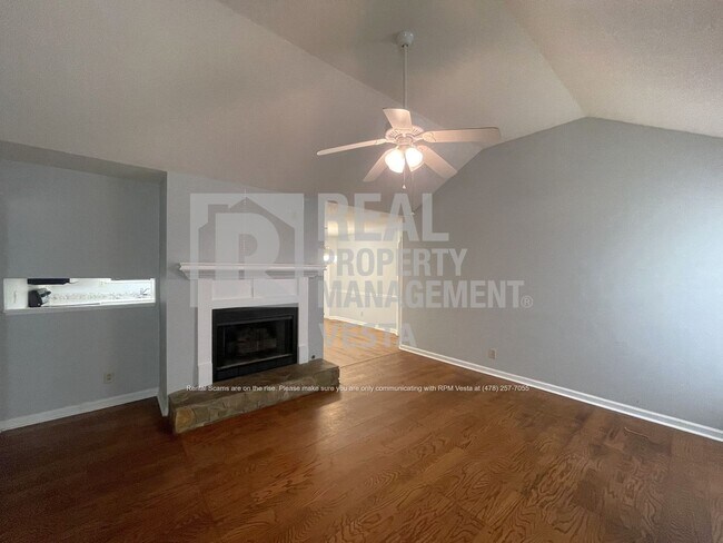Building Photo - Charming Three Bedroom Home in Lake Wildwood