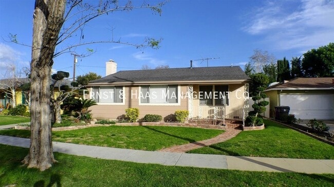 Building Photo - Stunning Long Beach Home in Prime Location