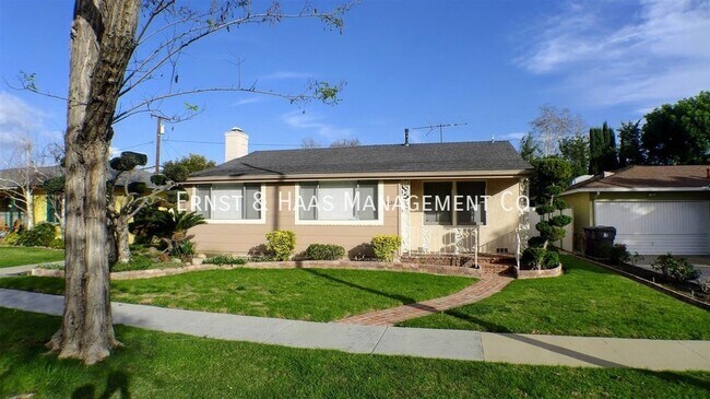 Foto del edificio - Stunning Long Beach Home in Prime Location