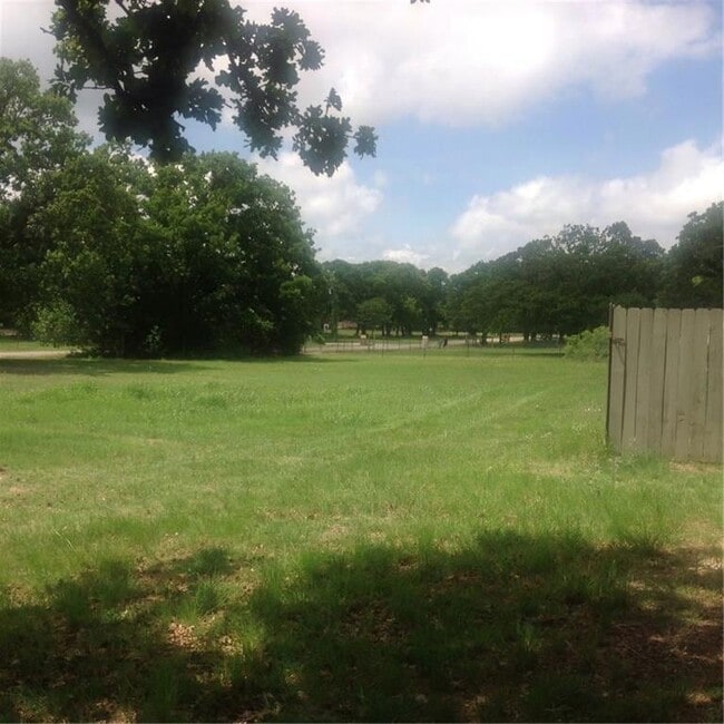 Building Photo - 2112 Tanglewood St