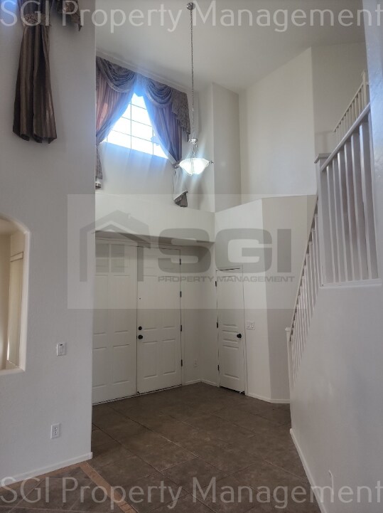 Building Photo - Gorgeous home ready for move in