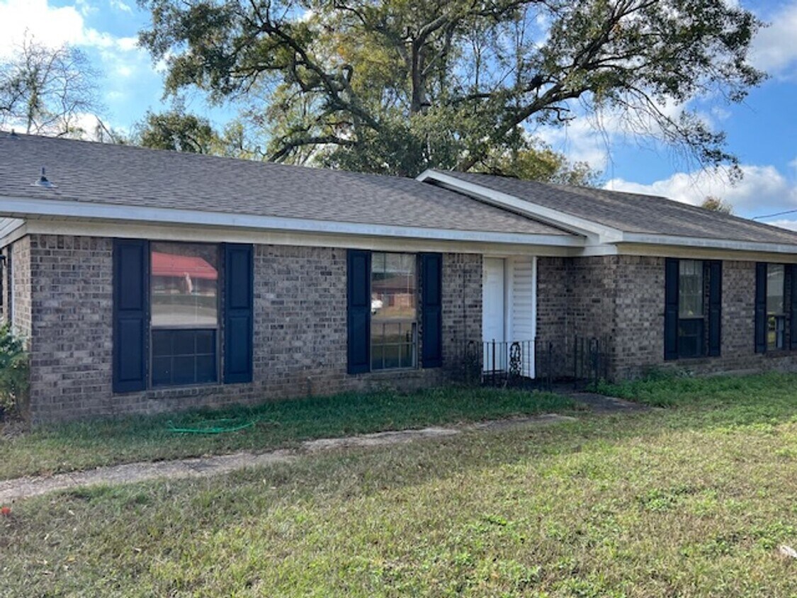 Primary Photo - Brick home off Three Notch Road