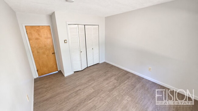 Building Photo - 8 Cedar Glen N